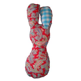 Handgemaakte rammelaar konijn in rood en blauw