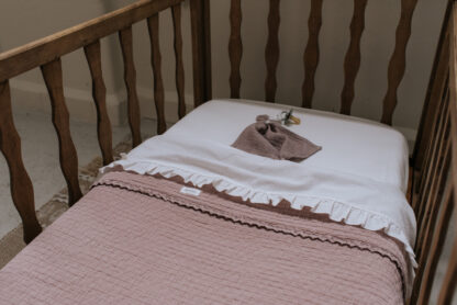 Ruffle ledikantlaken in combinatie met roze deken