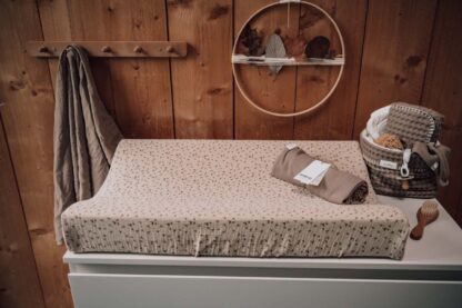 oeka Aankleedkussenhoes Trail Beige 45x73 op een commode in een moderne babykamer